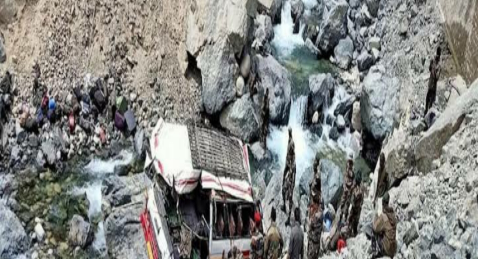 Ladakh Accident: 90 feet unchai se shyok Nadi mein gira Bharti senaon ka bus, 7 javanon ki gai Jaan, 19 Jawan Gambhir roop se Ghayal